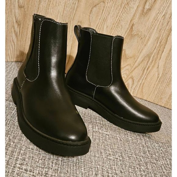 Urban Outfitters Leather Chelsea Pull-On Boots Womens Size US 6 Black Ankle - Picture 1 of 8